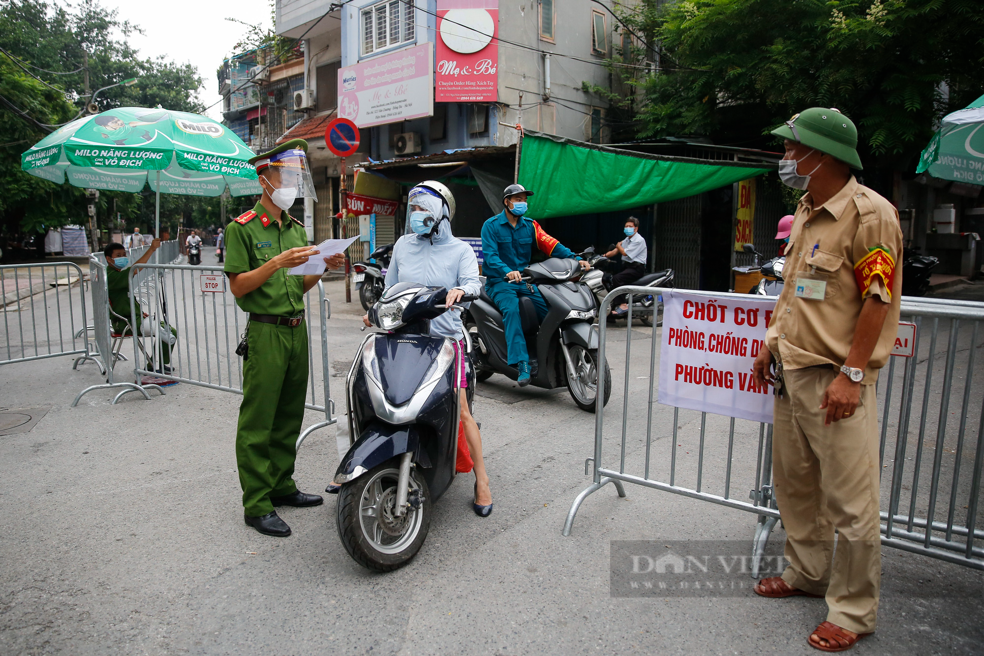 Hà Nội: Cuộc sống tại 3 ổ dịch lớn diễn ra như thế nào sau khi dỡ bỏ phong tỏa? - Ảnh 1.