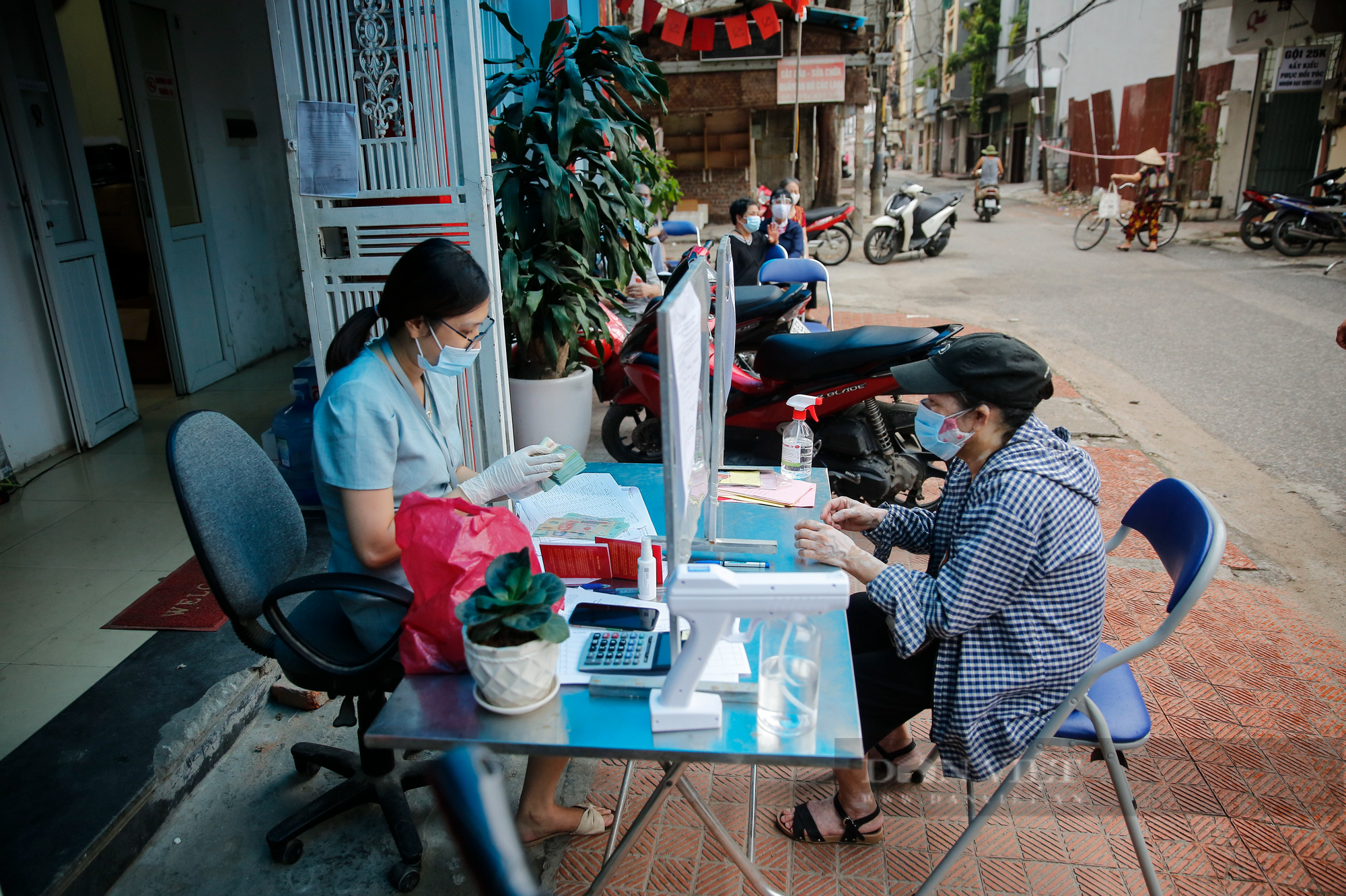 Hà Nội: Cuộc sống tại 3 ổ dịch lớn diễn ra như thế nào sau khi dỡ bỏ phong tỏa? - Ảnh 4.