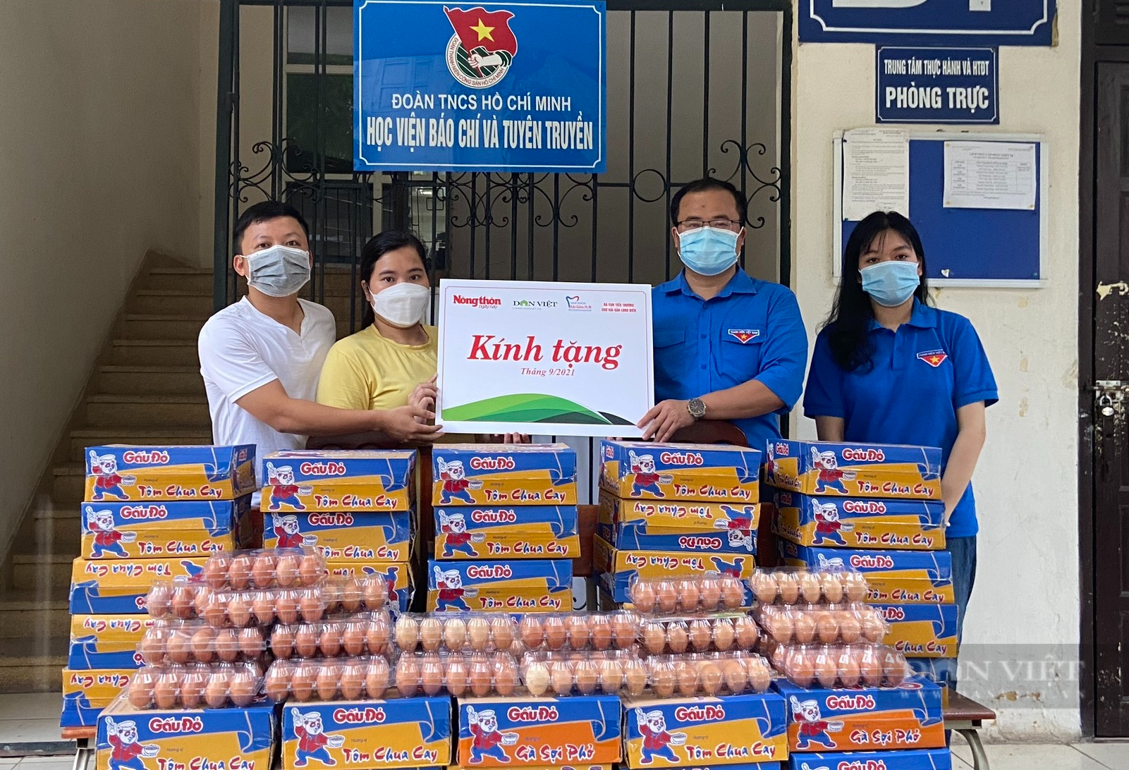 Báo NTNN/Điện tử Dân Việt tặng 400 suất quà của bạn đọc cho sinh viên, lao động nghèo Hà Nội - Ảnh 4.