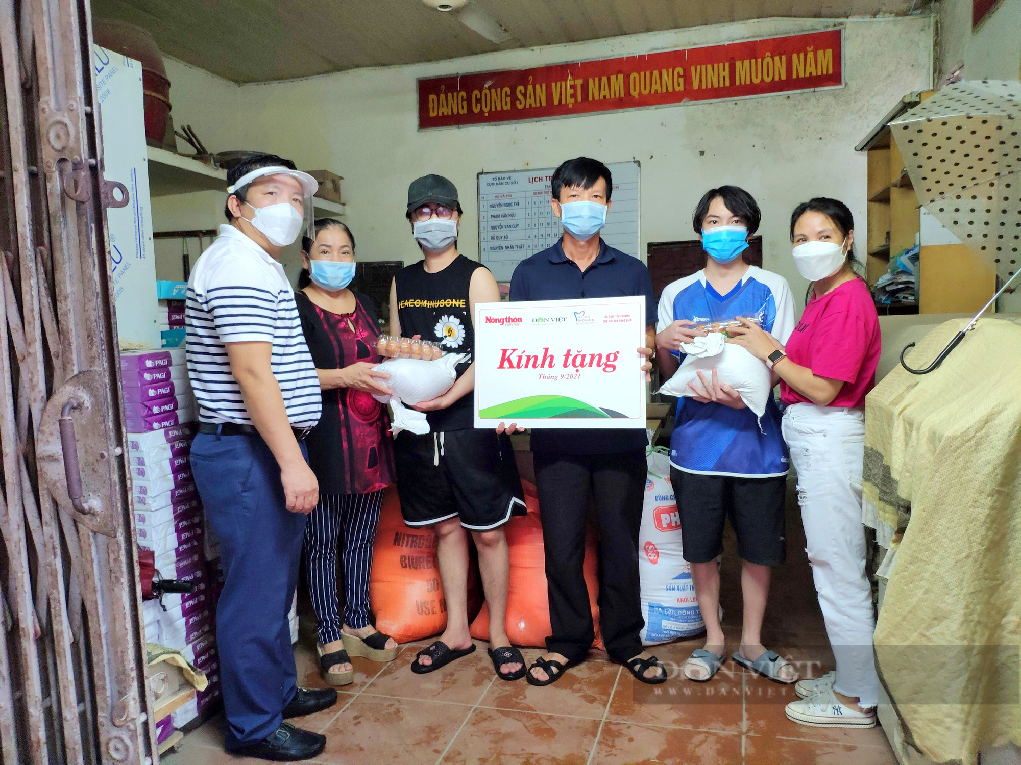 Báo NTNN/Điện tử Dân Việt tặng 400 suất quà của bạn đọc cho sinh viên, lao động nghèo Hà Nội - Ảnh 5.
