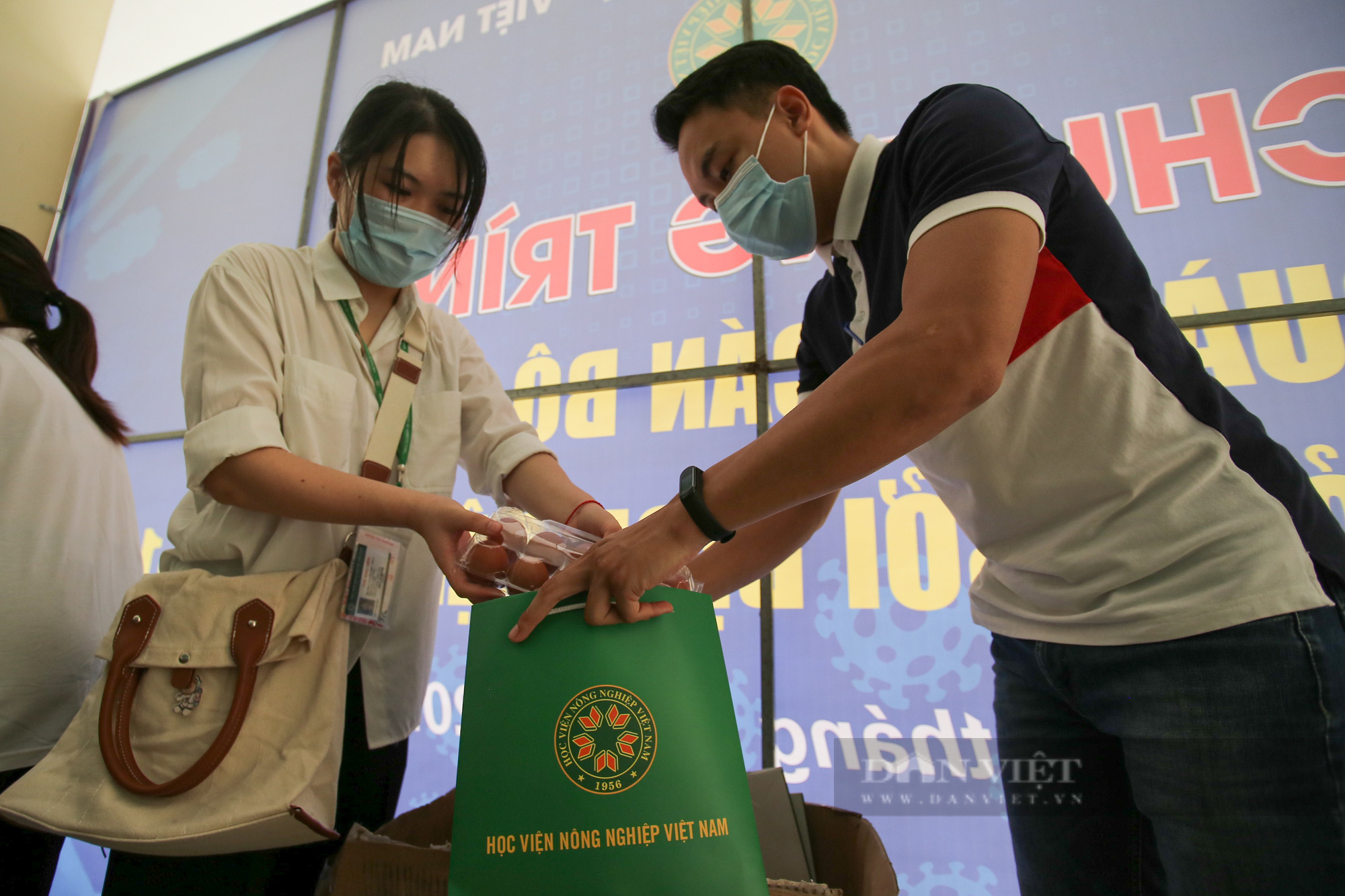 200 suất quà của bạn đọc Báo NTNN/Điện tử Dân Việt được trao đến tay sinh viên Học viện Nông nghiệp Việt Nam - Ảnh 4.