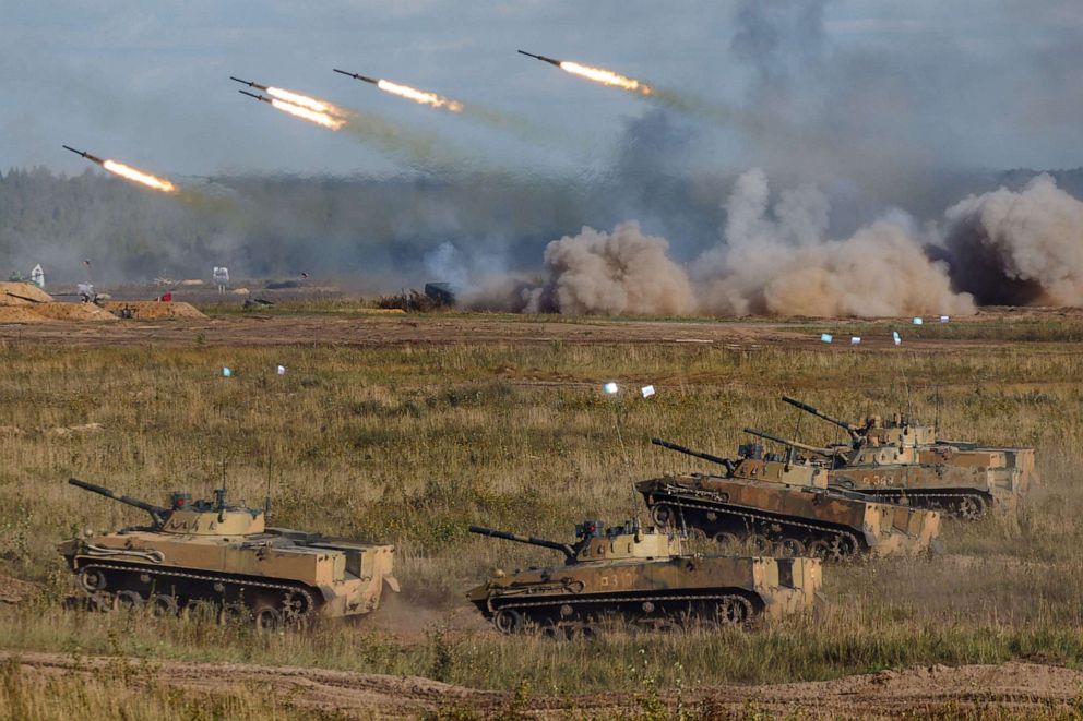 Ảnh Putin xem tập trận, hàng trăm xe tăng, máy bay, tàu chiến Nga phô diễn hỏa lực khủng khiếp - Ảnh 5.