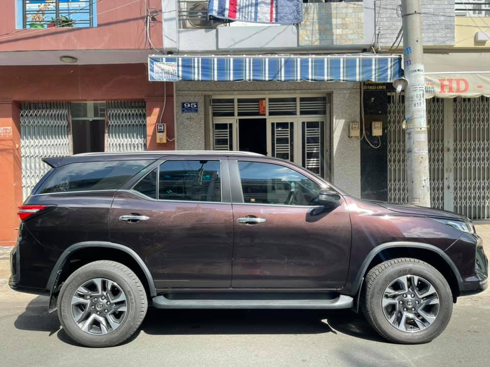 Khó hiểu Toyota Fortuner Legender 2021 lướt 3600km đã lên sàn xe cũ - Ảnh 3.