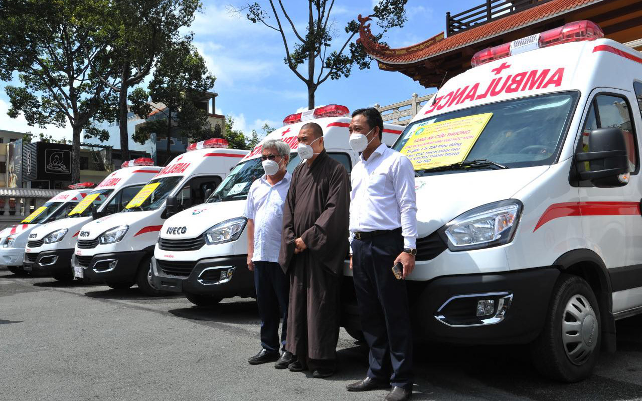 Giáo hội Phật giáo Việt Nam TP.HCM tặng 8 xe cứu thương trị giá gần 10 tỷ đồng cho các bệnh viện tuyến đầu