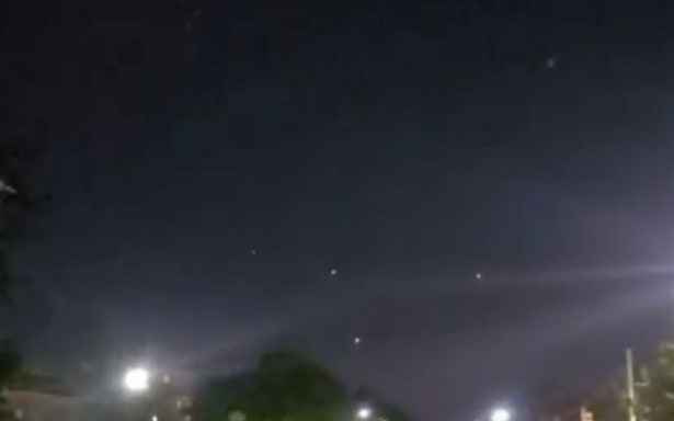 'UFO màu cam' bí ẩn xuất hiện ở nhiều nơi khiến dân tình sợ hãi