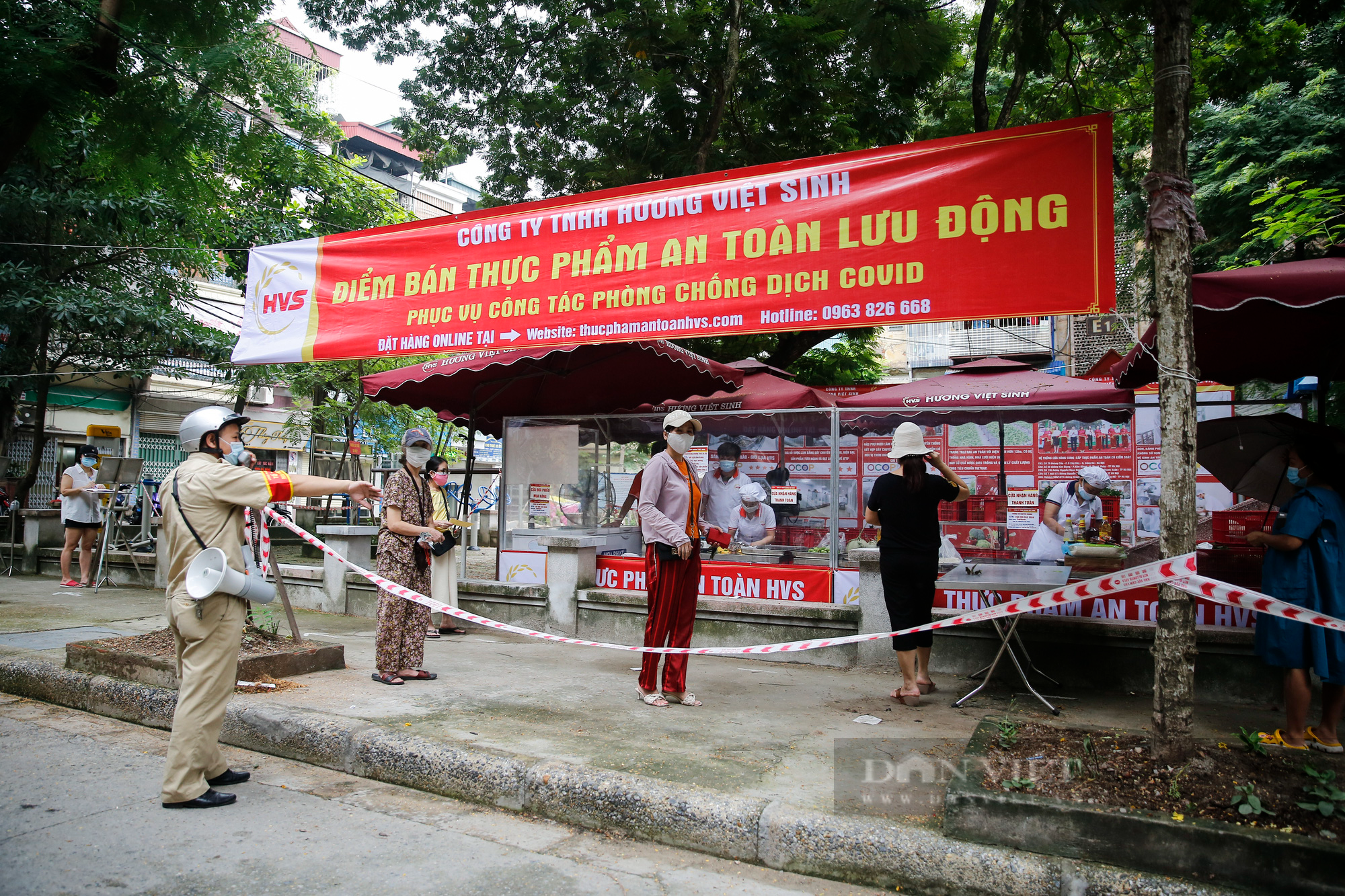 Người Hà Nội đi chợ theo kiểu “menu” nhà hàng tại 2 ổ dịch vừa được dỡ bỏ cách ly - Ảnh 1.