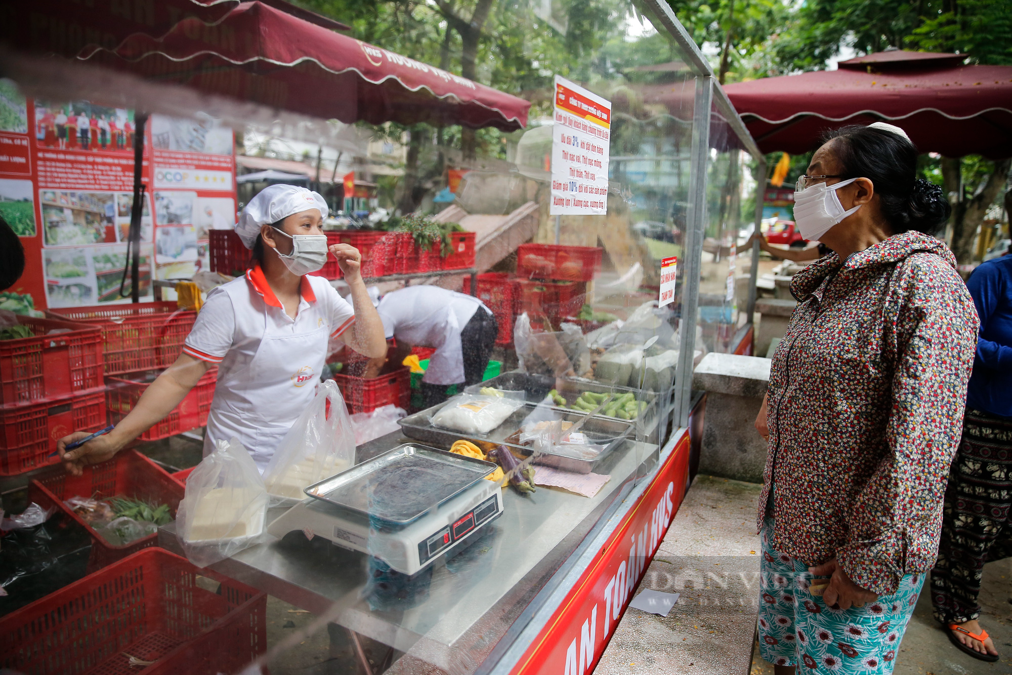 Người Hà Nội đi chợ theo kiểu “menu” nhà hàng tại 2 ổ dịch vừa được dỡ bỏ cách ly - Ảnh 3.