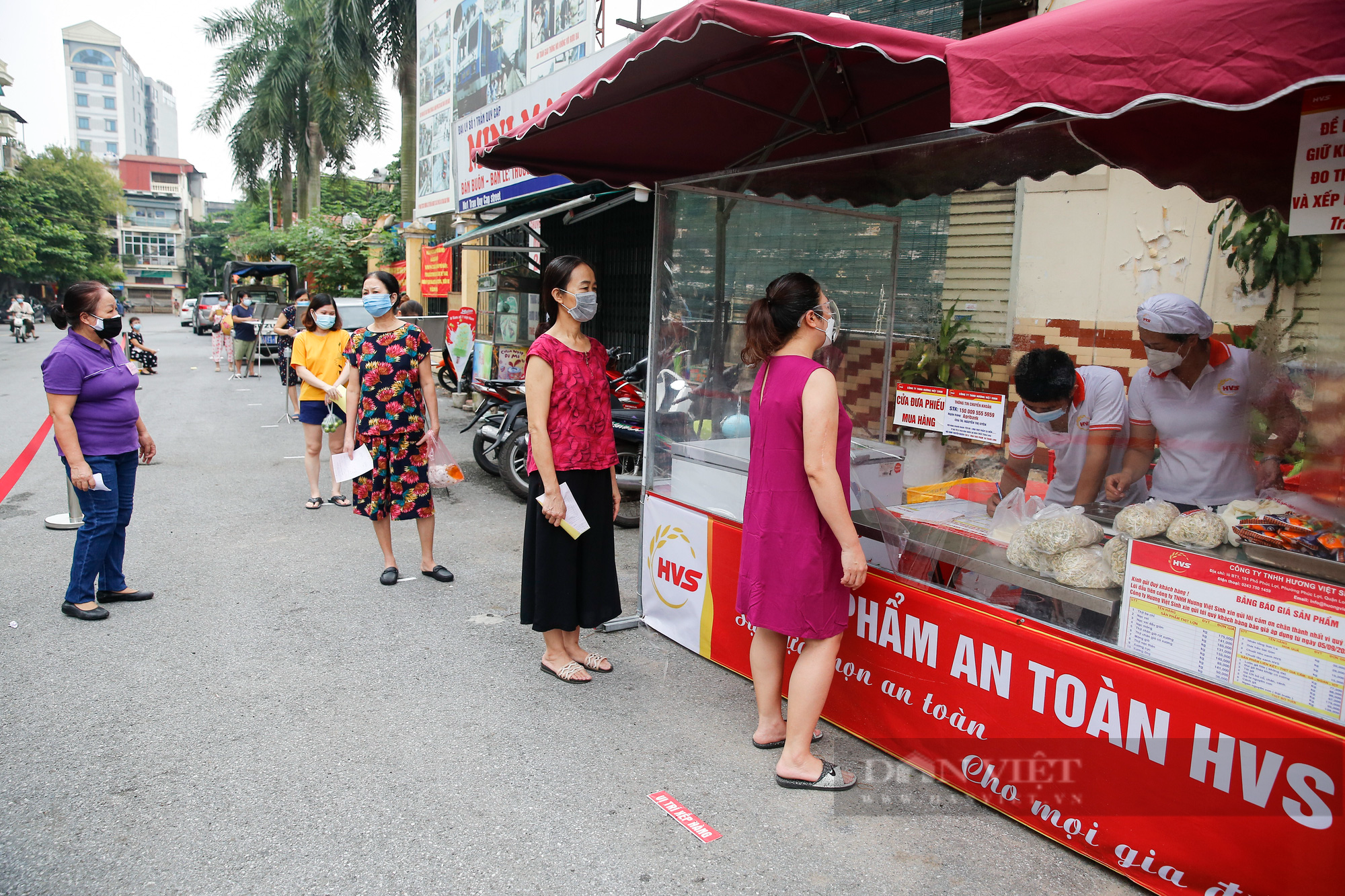 Người Hà Nội đi chợ theo kiểu “menu” nhà hàng tại 2 ổ dịch vừa được dỡ bỏ cách ly - Ảnh 6.