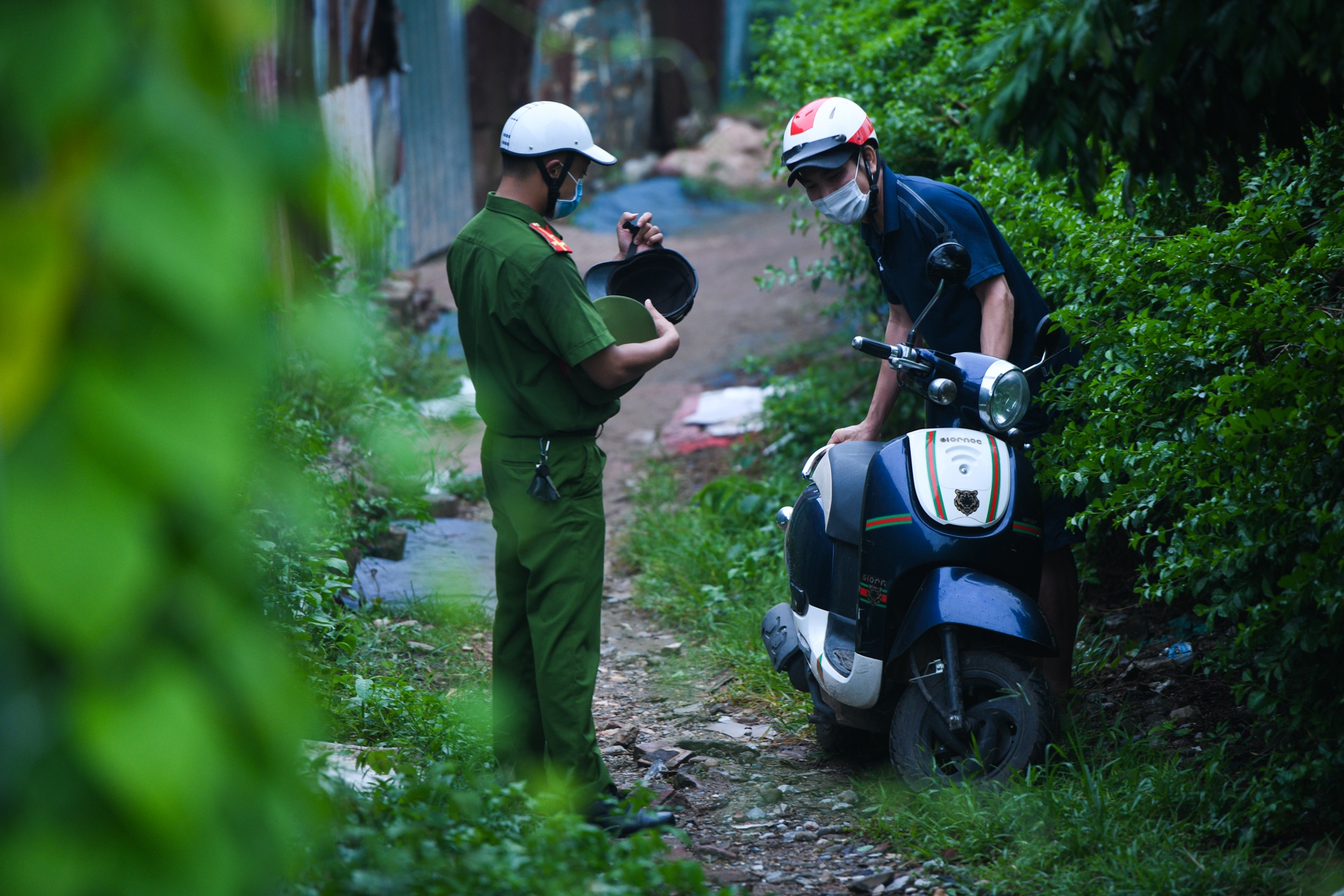 Công an xử phạt nhiều người cố tình tập thể dục trong giãn cách - Ảnh 4.