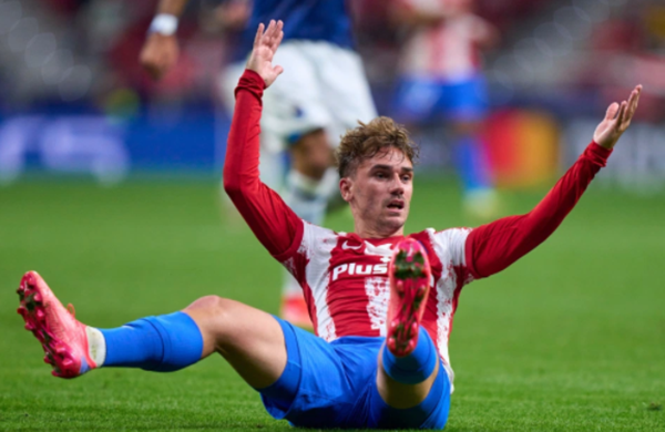 Griezmann bị CĐV Atletico Madrid la ó. Ảnh: Marca