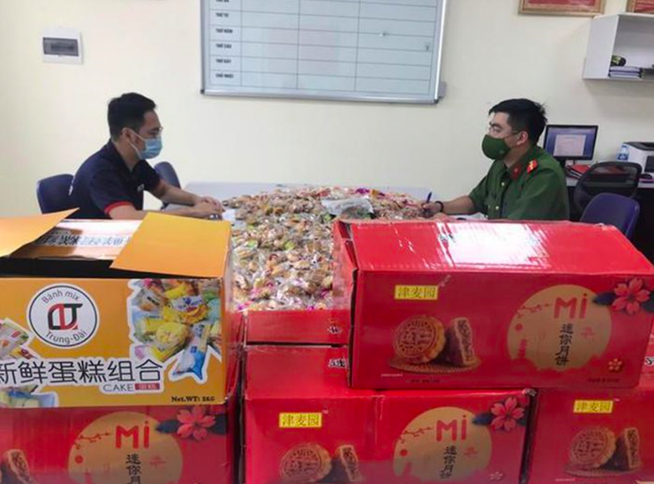 Phát hiện thanh niên mua bánh trung thu nước ngoài từ biên giới mang về Hà Nội bán kiếm lời - Ảnh 1.
