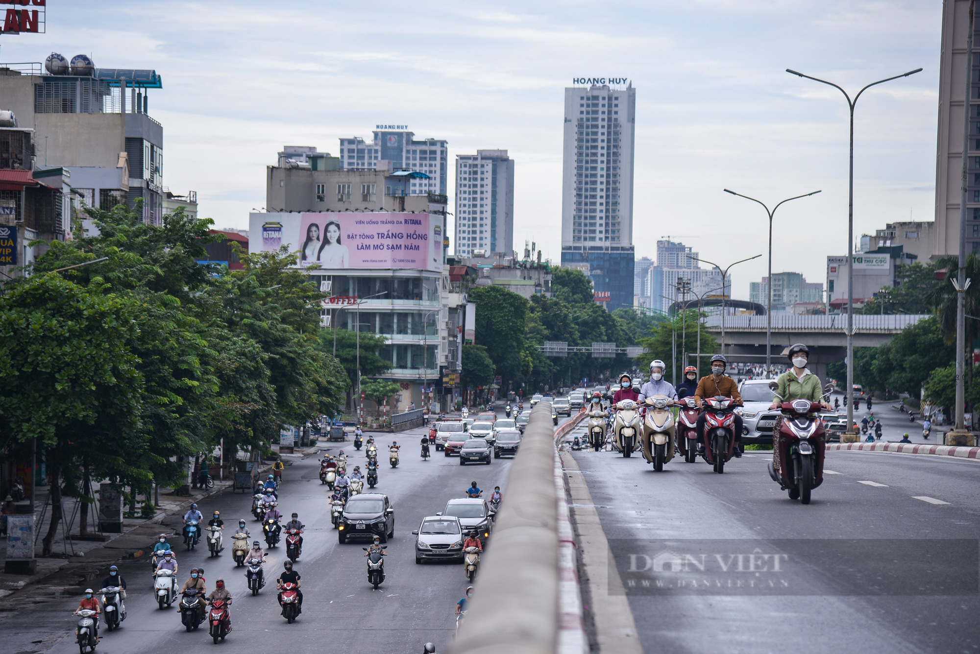 Ảnh: Đường phố Hà Nội đông nghịt xe cộ sau khi có quyết định nới lỏng giãn cách - Ảnh 5.