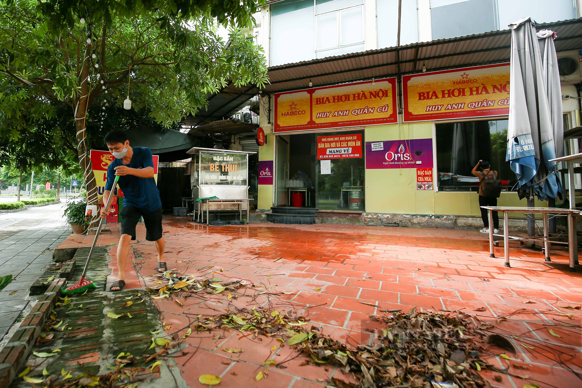 Chủ quán ăn phấn khởi, cả đêm không ngủ chuẩn bị bán hàng trở lại sau 50 ngày - Ảnh 2.