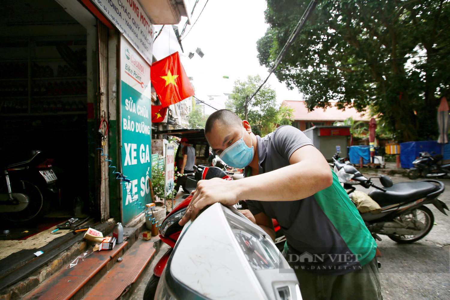 Chá»§ cá»a hà ng ở Hà Ná»™i "vui như Tết" ngà y mở cá»a trở lại: "Tôi rất hạnh phúc khi tay chân lấm lem dầu mỡ" - Ảnh 2. Chá»§ cá»a hà ng ở Hà Ná»™i "vui như Tết" ngà y mở cá»a trở lại: "Tôi rất hạnh phúc khi tay chân lấm lem dầu mỡ" - Ảnh 2.