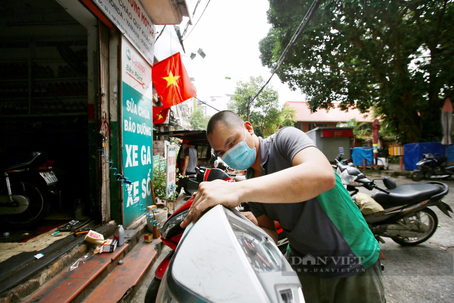 Chủ cửa hàng ở Hà Nội &quot;vui như Tết&quot; ngày mở cửa trở lại: &quot;Tôi rất hạnh phúc khi tay chân lấm lem dầu mỡ&quot; - Ảnh 2.