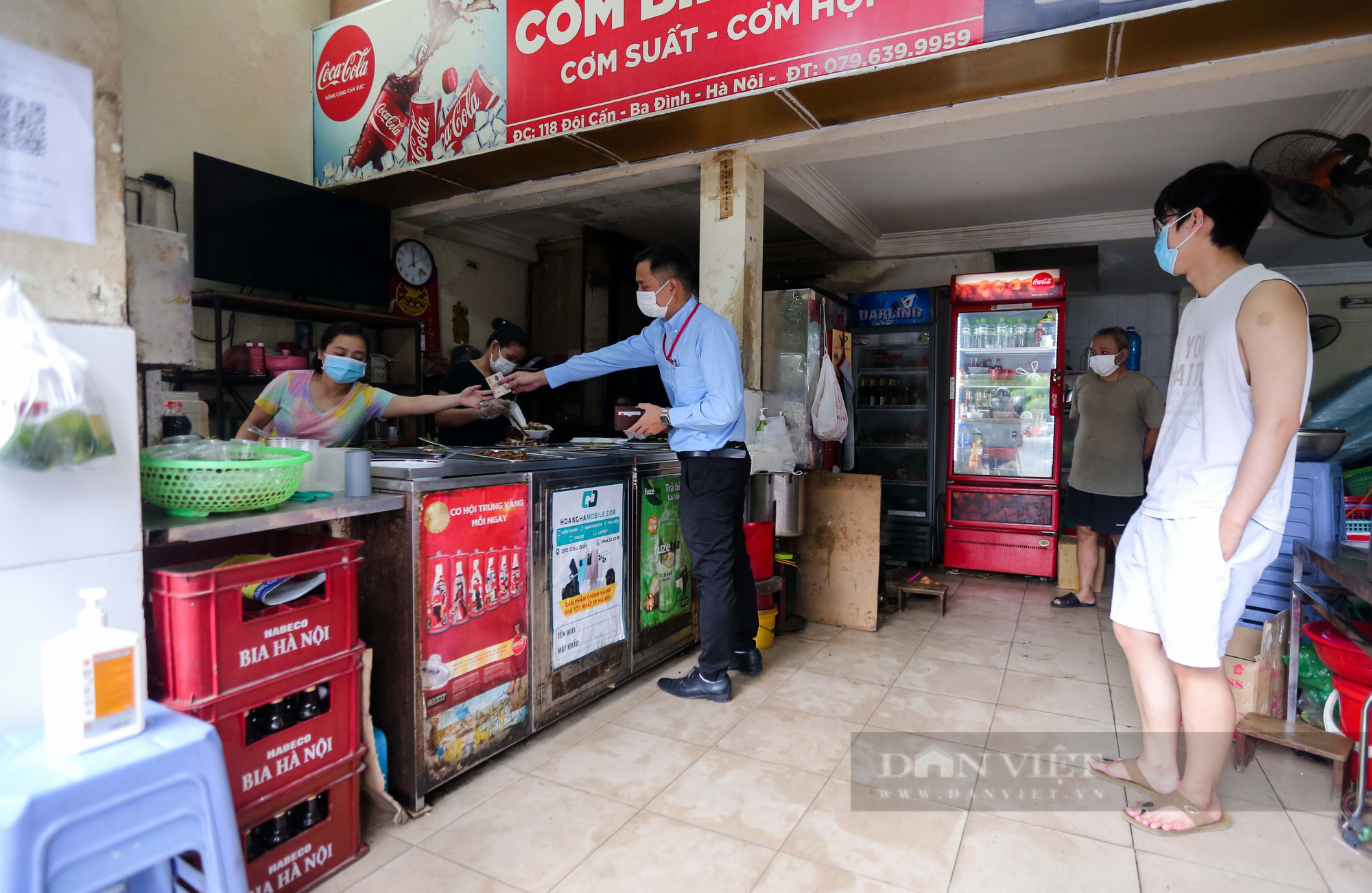 Lượng khách ít ỏi tại các cửa hàng trong ngày đầu bán hàng mang về  - Ảnh 4.