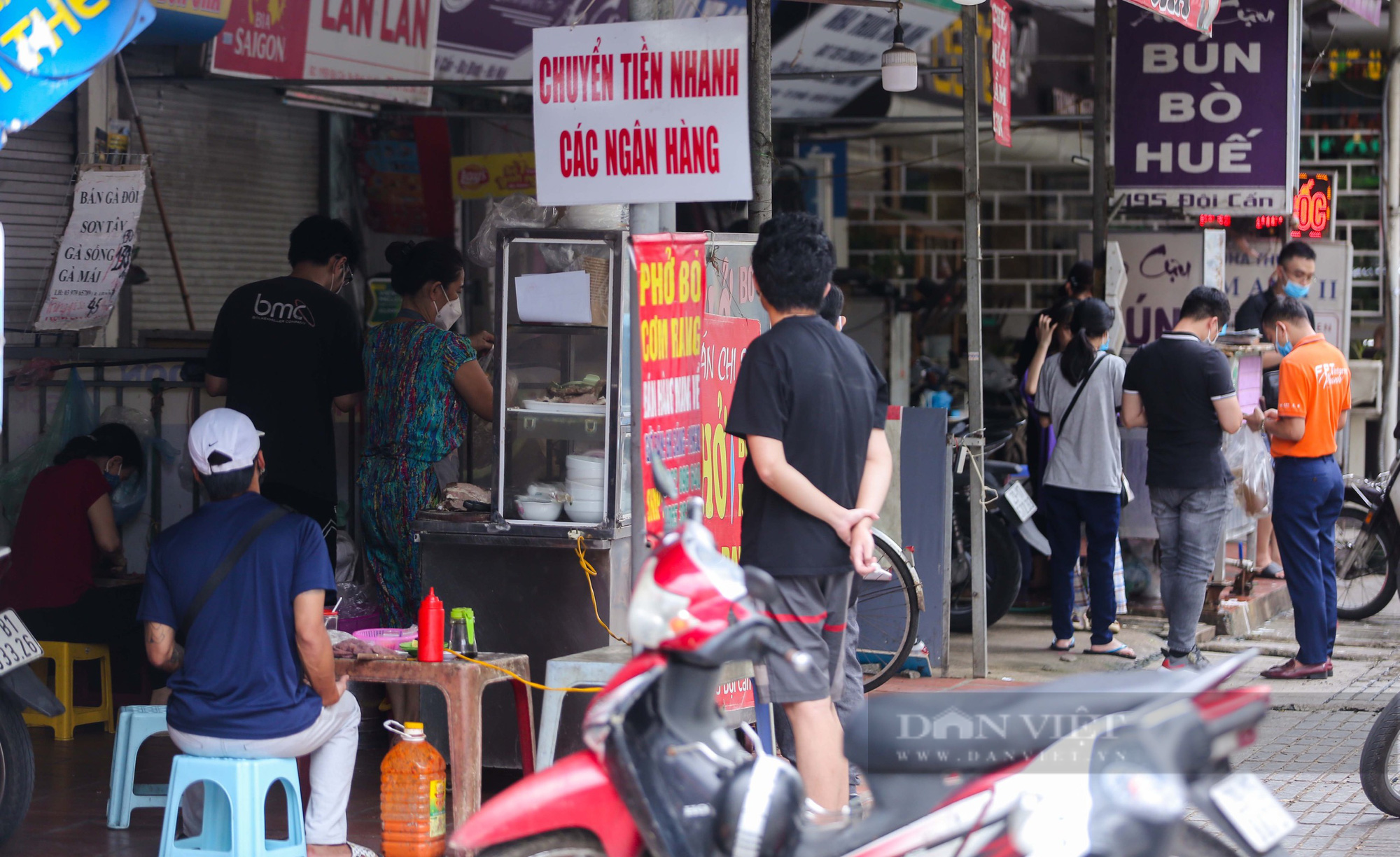 Lượng khách ít ỏi tại các cửa hàng trong ngày đầu bán hàng mang về  - Ảnh 5.