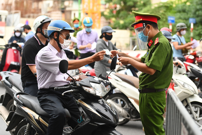 Hà Nội: Xem xét dừng kiểm tra giấy đi đường ở 19 quận, huyện bình thường mới - Ảnh 2.