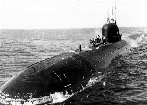 Kinh hoàng những vụ tàu ngầm Liên Xô đâm vào tàu sân bay Mỹ - Ảnh 1.