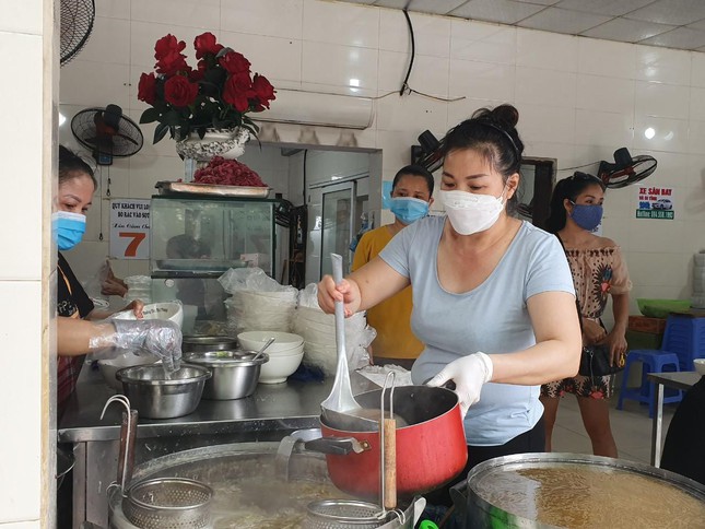 Hà Nội nới lỏng giãn cách, mở cửa kinh doanh trở lại: “Đừng hài lòng với độ phủ vaccine của lần 1” - Ảnh 4.