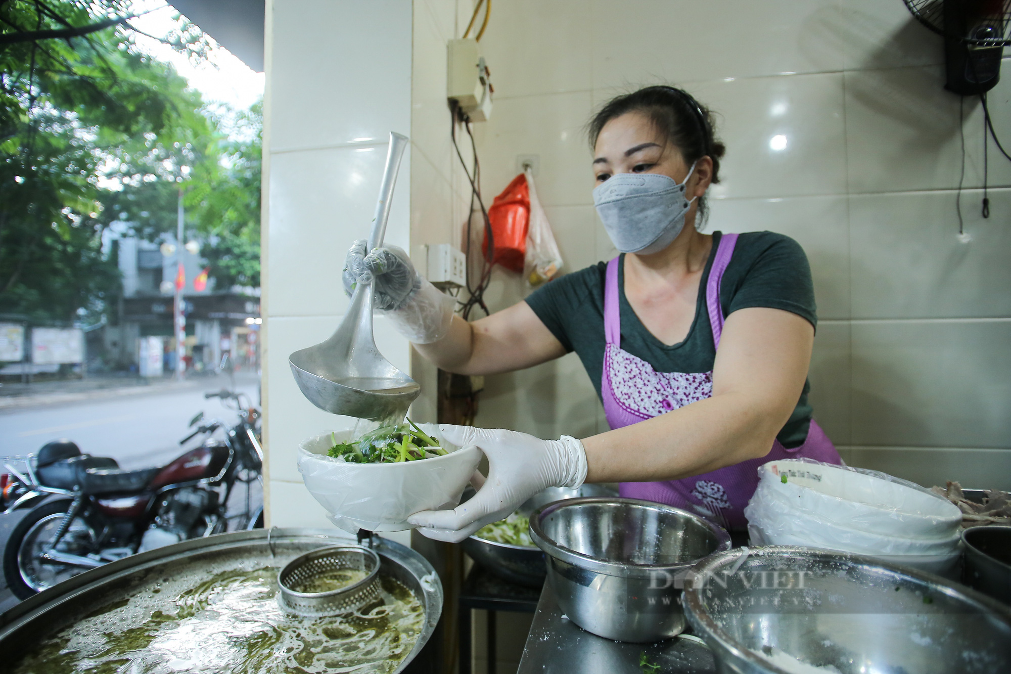 Hơn 500 suất phở được bán trong buổi sáng sau ngày Hà Nội được nới lỏng giãn cách - Ảnh 3.