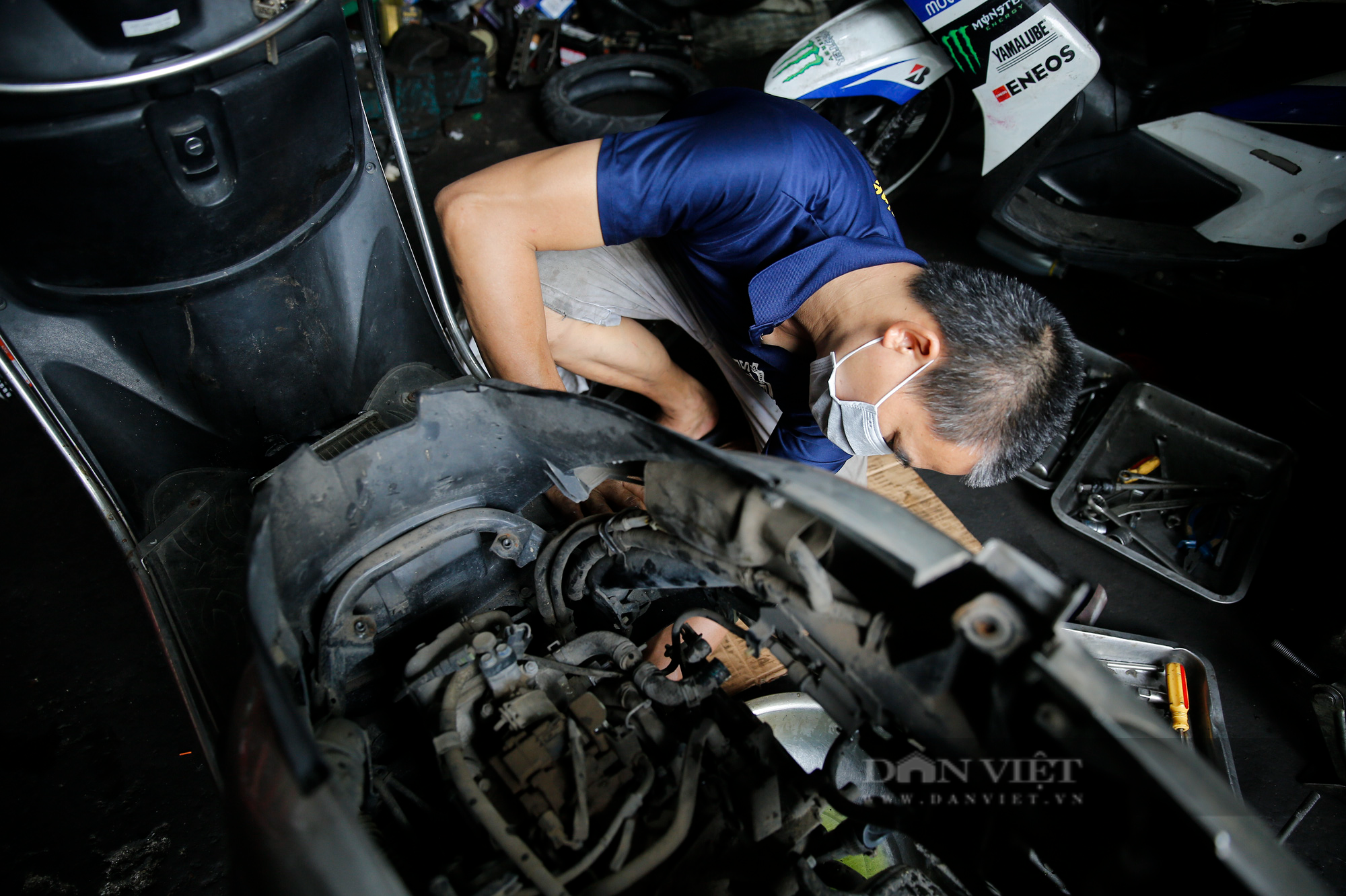 Thợ sửa xe 12 tuổi và ước mơ dành tiền đến trường hư gì cũng sửa được