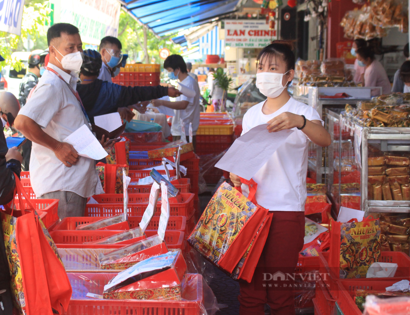 Bánh Trung thu hết cảnh "mua 1 tặng 3", trở thành hàng xa xỉ - Ảnh 3.