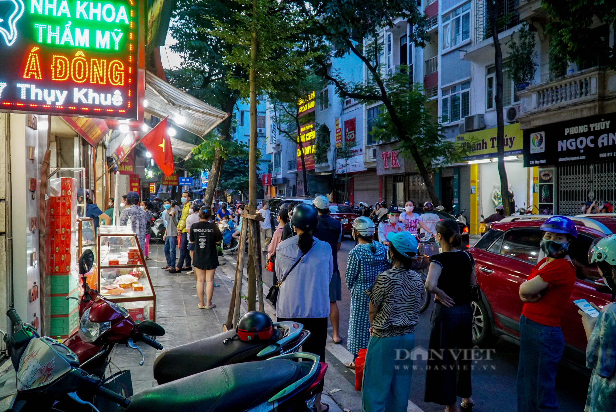 Giao thông ùn ứ do người dân xếp hàng dài mua bánh trung thu - Ảnh 2.