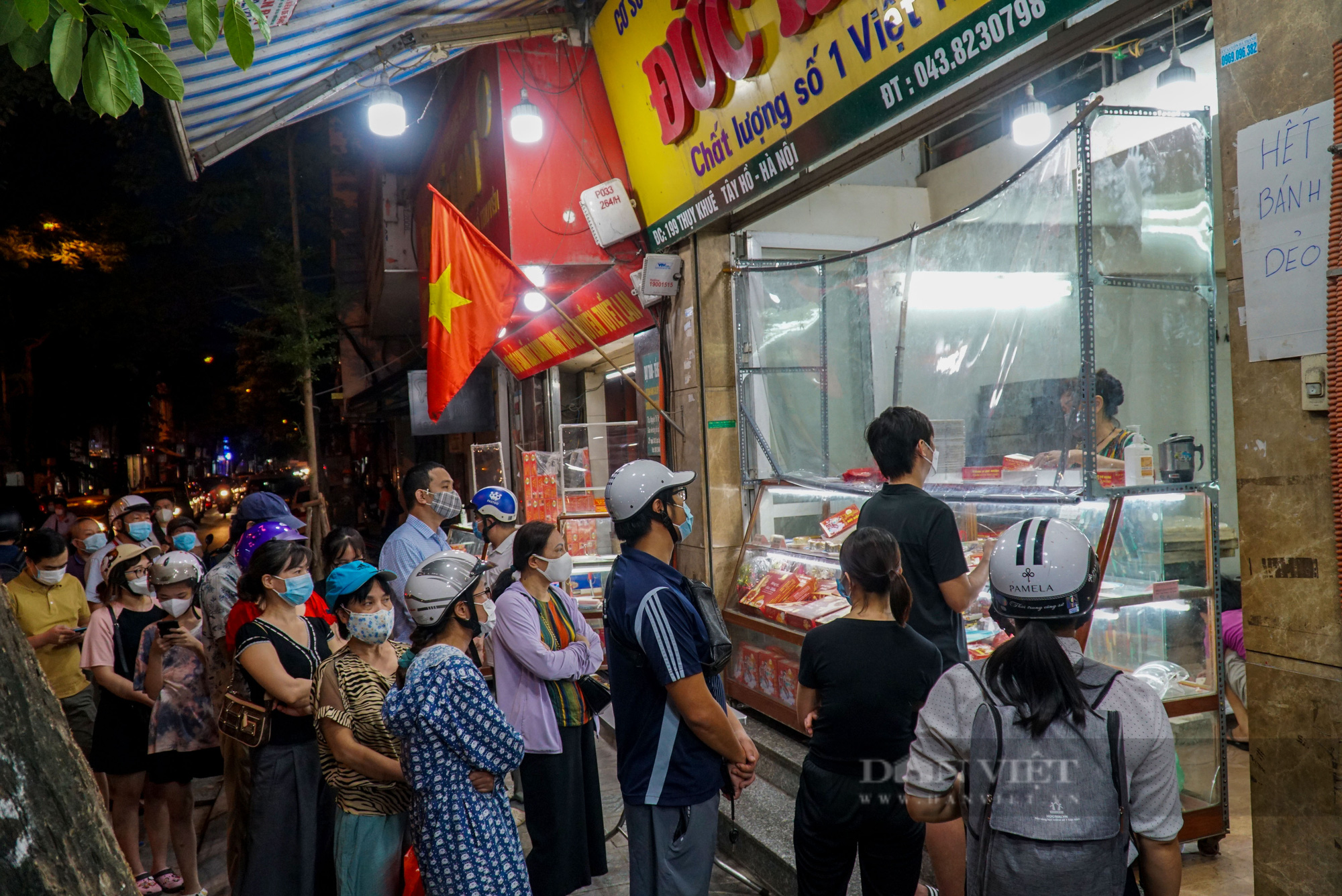 Bánh trung thu: Năm nay, các thương hiệu bánh trung thu Việt Nam đã cập nhật những hương vị mới mẻ và phong cách độc đáo với mong muốn để cạnh tranh và thu hút khách hàng. Hãy thưởng thức bánh trung thu Việt Nam để cảm nhận được sự đa dạng và sáng tạo của các sản phẩm này.