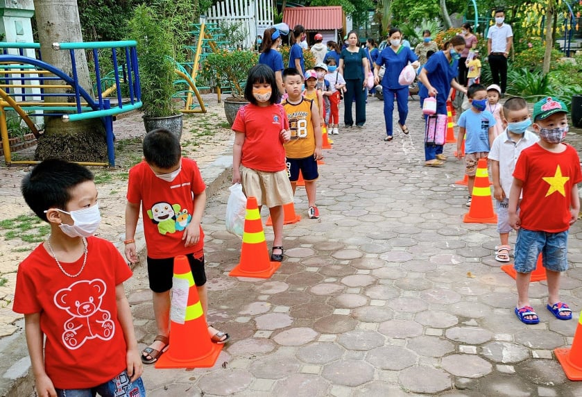 Hải Dương: Người dân phấn khởi vì dịch vụ ăn uống được mở lại, học sinh các cấp được đến trường - Ảnh 1.