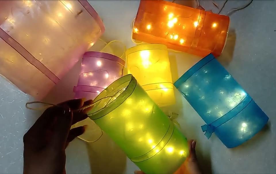 Mùa dịch ở nhà, bố mẹ học cách làm đèn Trung thu bằng chai nhựa và túi nylon không tốn kém - Ảnh 15.
