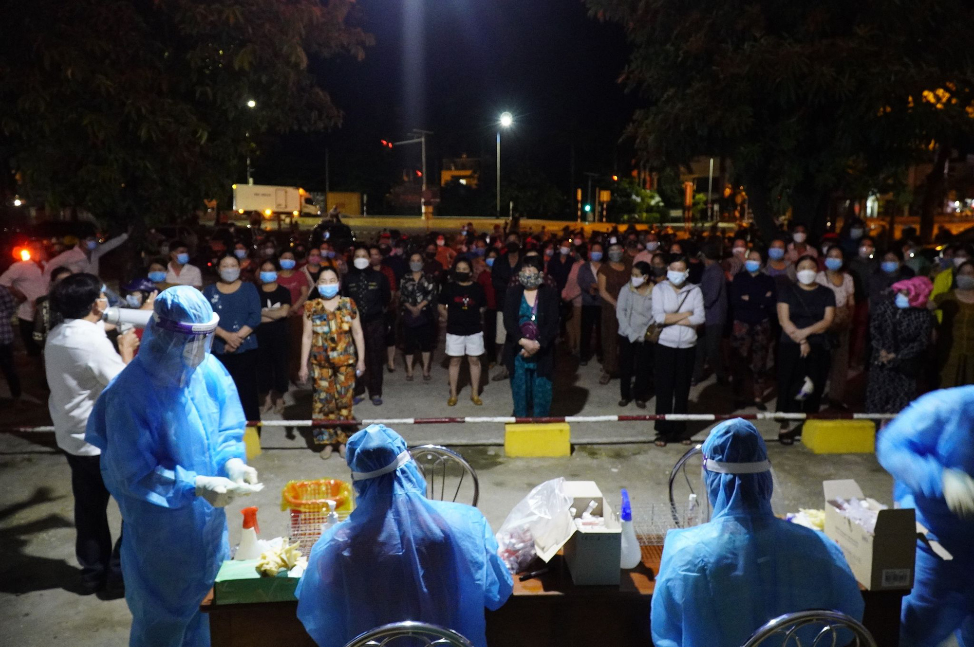 Quảng Trị: Hà ng trăm tiểu thương chen chúc đợi xét nghiệm Covid-19 - Ảnh 2. Quảng Trị: Hà ng trăm tiểu thương chen chúc đợi xét nghiệm Covid-19 - Ảnh 2.