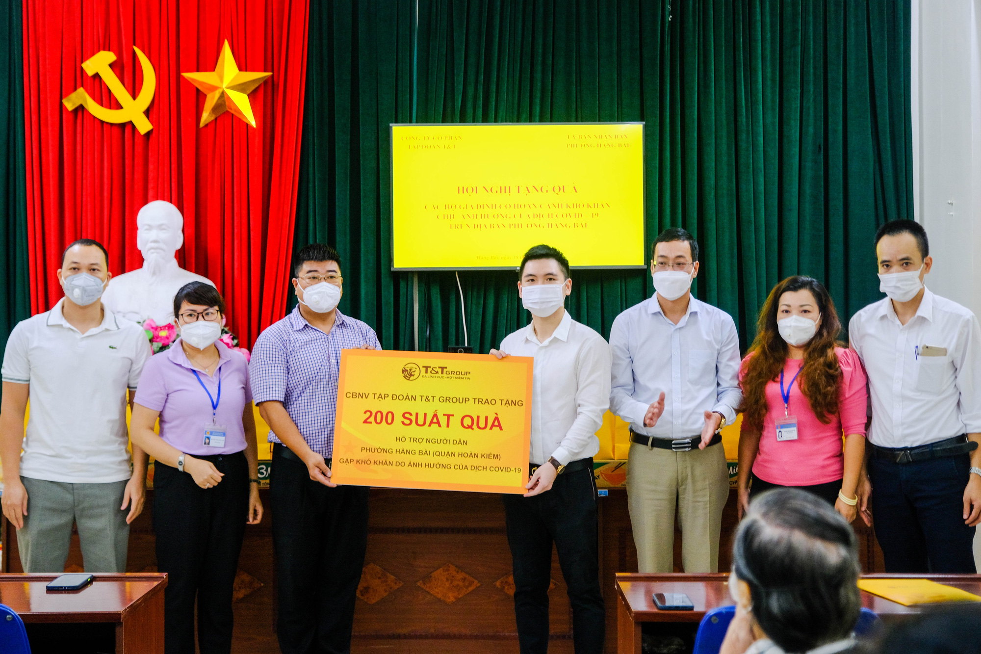 CBNV T&T Group trao tặng 3.000 suất quà cho người dân Hà Nội gặp khó khăn do Covid-19  - Ảnh 1.