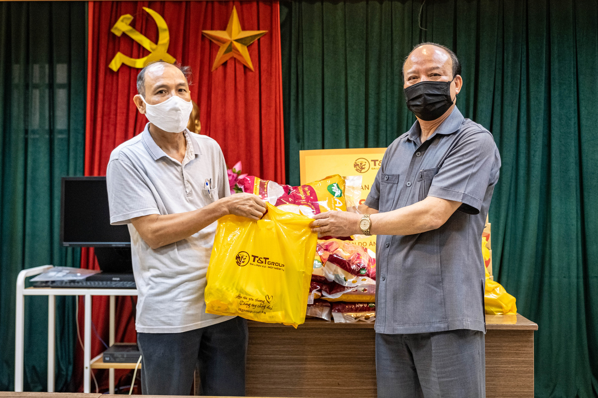 CBNV T&T Group trao tặng 3.000 suất quà cho người dân Hà Nội gặp khó khăn do Covid-19  - Ảnh 3.