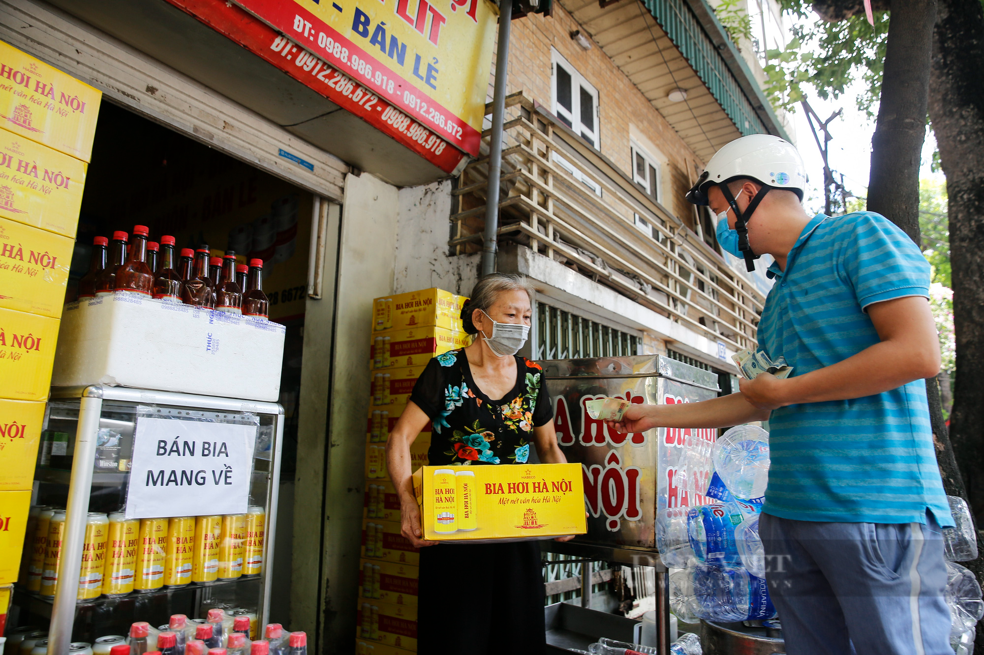 Bia hơi Hà Nội bắt đầu nhộn nhịp người mua mang về  - Ảnh 6.