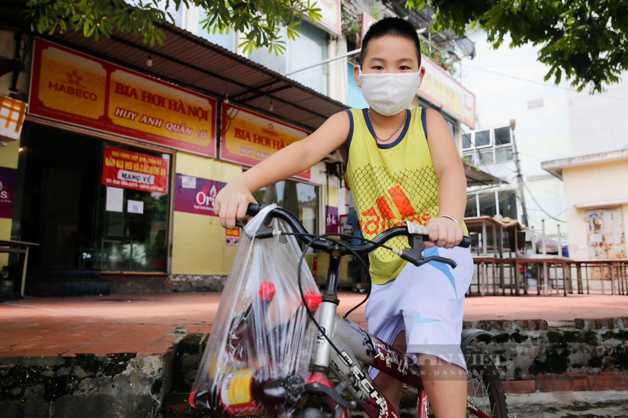 Bia hơi Hà Nội bắt đầu nhộn nhịp người mua mang về  - Ảnh 10.