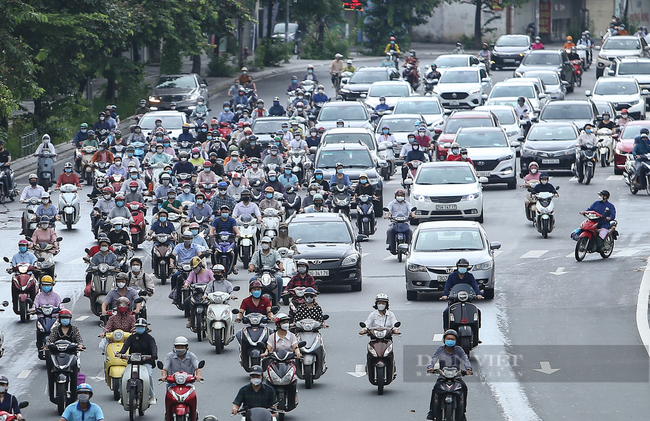 Hà Nội vẫn kiểm soát giấy đi đường, vừa nới lỏng vừa chờ chỉ đạo từ Thành phố - Ảnh 1.