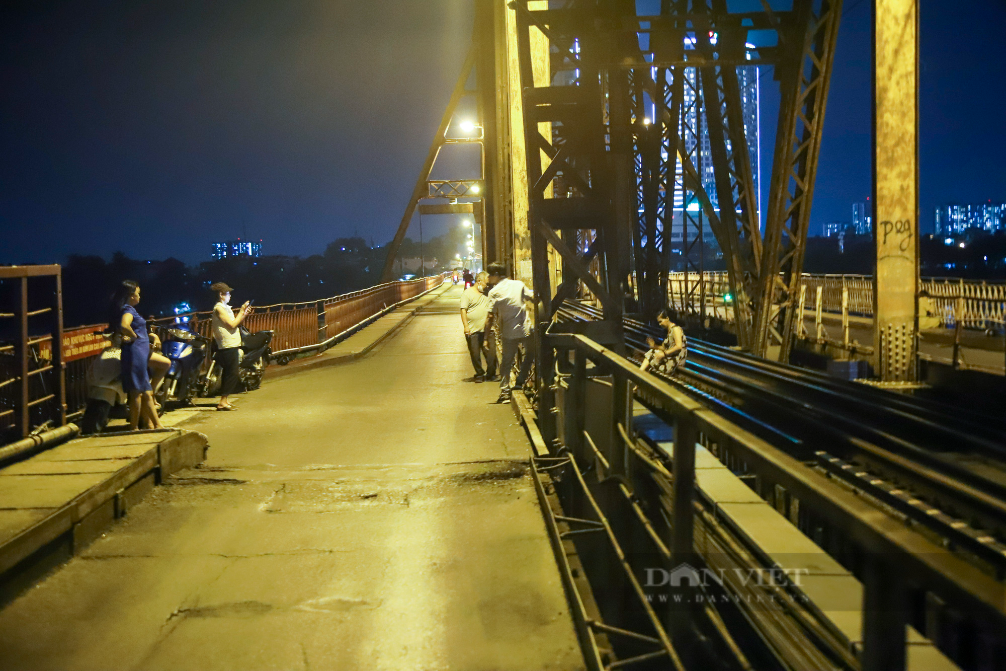 Cầu Long Biên đông đúc người hóng gió, bất chấp lệnh giãn cách xã hội - Ảnh 5.