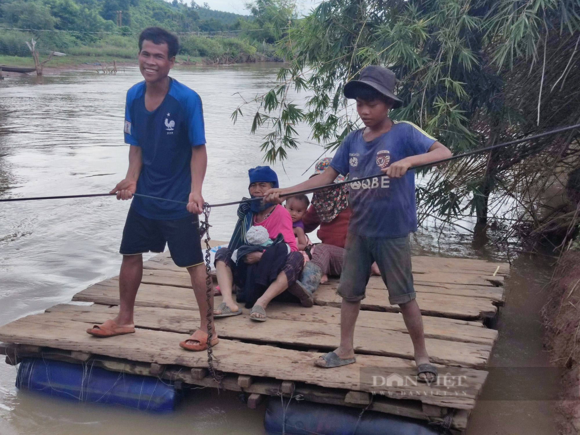 Gia Lai: Người dân liều mình đứng trên bè tạm, kéo dây qua dòng nước xiết - Ảnh 3.