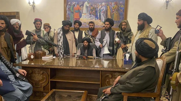 Nghẹt thở vụ thủ lĩnh Taliban bị đấm gây xả súng đẫm máu trong dinh tổng thống ở Kabul - Ảnh 1.