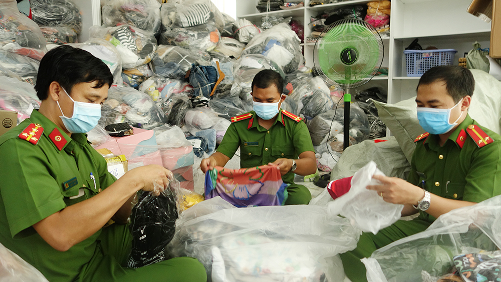 An Giang: Phát hiện cơ sở kinh doanh chứa hàng chục nghìn sản phẩm không rõ nguồn gốc, nhập lậu - Ảnh 1.