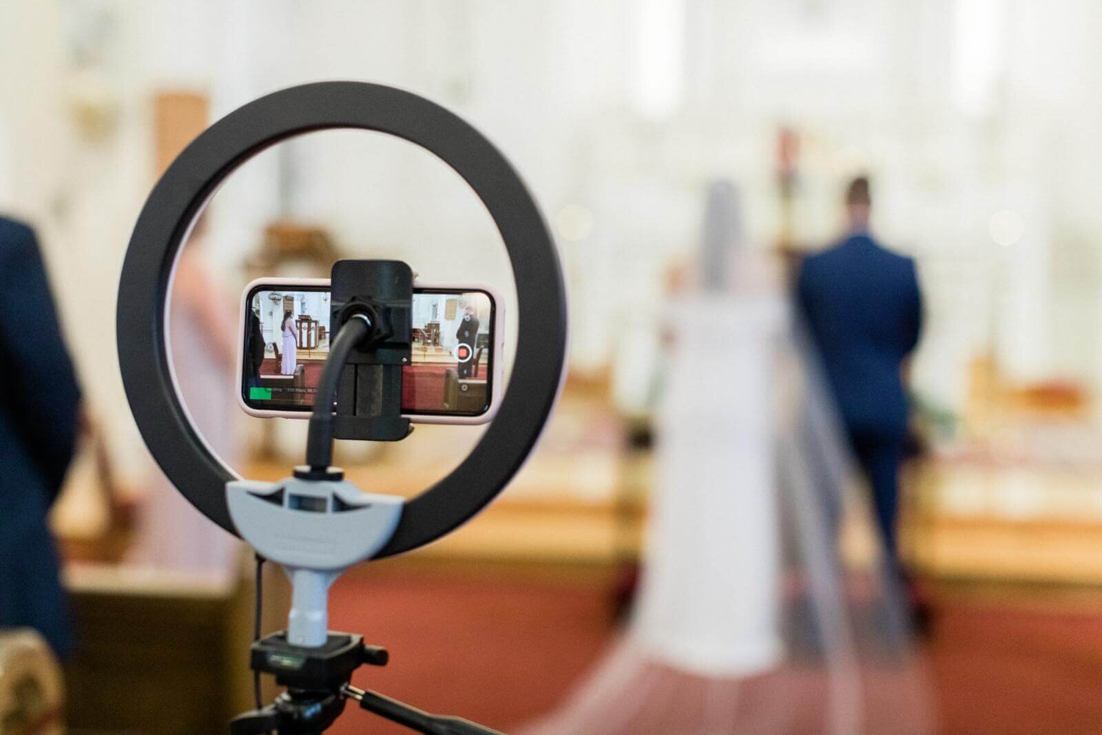 Kể từ khi dịch bệnh gây ra nhiều khó khăn cho việc tổ chức hôn lễ trong bối cảnh người dân phải hạn chế tụ tập đông người, nhiều cặp đôi buộc phải xem xét các phương án như phát sóng trực tiếp (livestream) lễ thành hôn hoặc cắt giảm tối đa khách tham dự. Ảnh: @AFP.