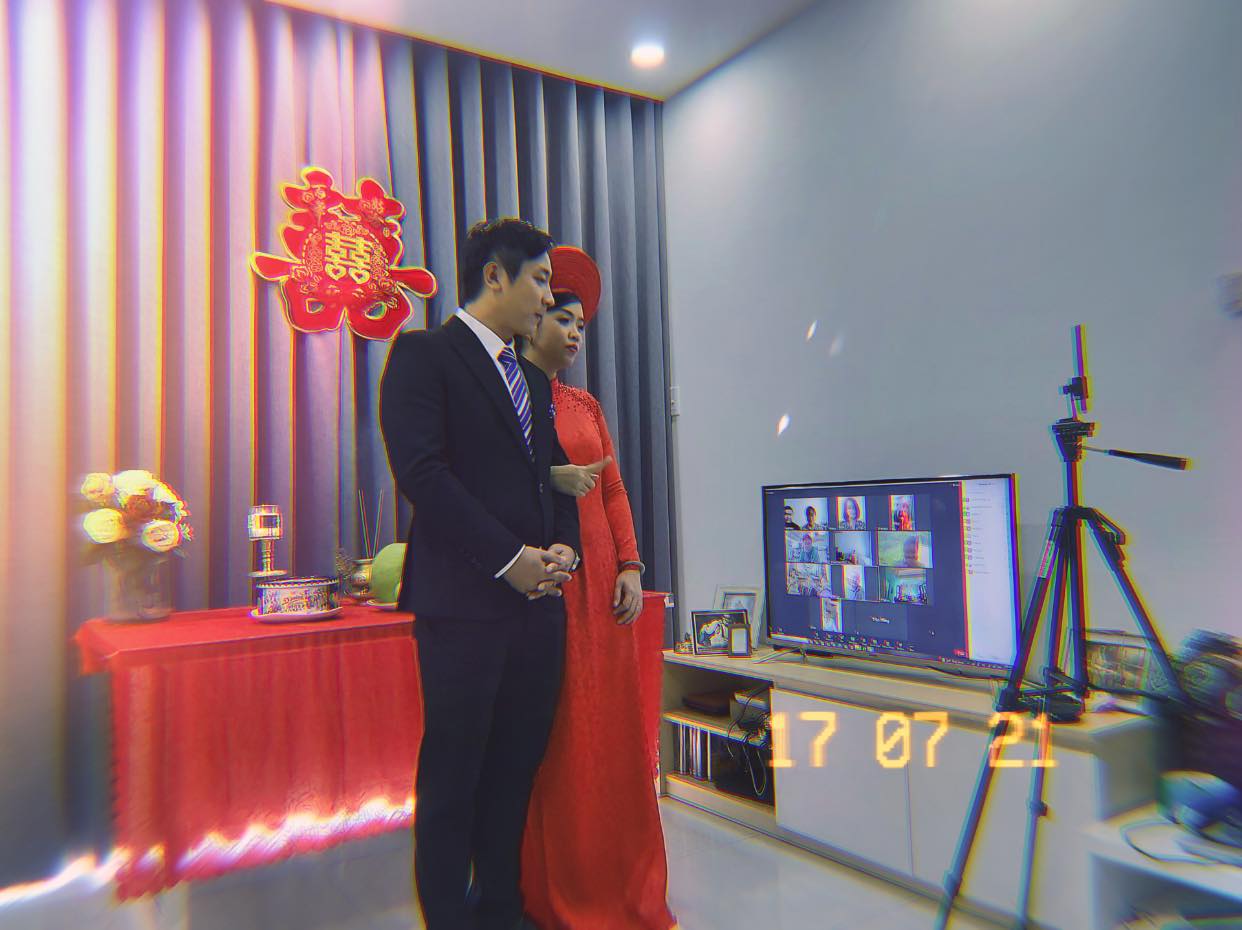Cô dâu Khánh Thi và chú rể Văn Quan (Quận 9, TP.HCM) trong lễ cưới online của mình. Ảnh: @Facebook nhân vật.