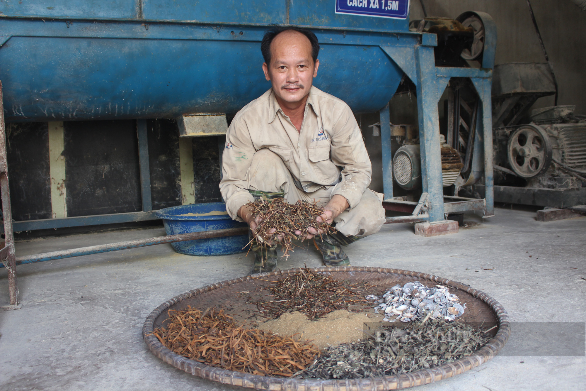 Giữa đại dịch Covid-19, chăm lợn bằng thảo dược, nhạc trữ tình... anh nông dân ở Nam Định luôn đắt hàng  - Ảnh 3.