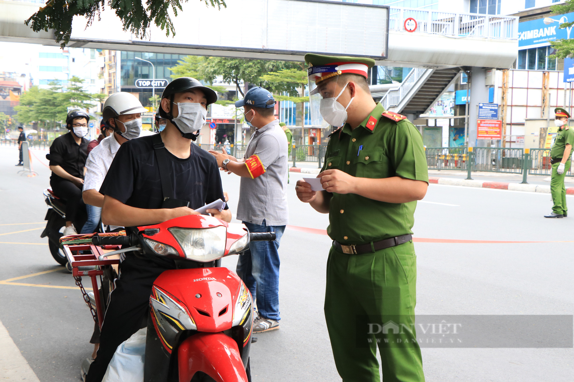 Hà Nội: Bé trai 9 tuổi nói ra đường &quot;mua thuốc cho mẹ&quot; ngày nghỉ lễ 2/9 và cái kết &quot;tâm phục khẩu phục&quot; - Ảnh 2.