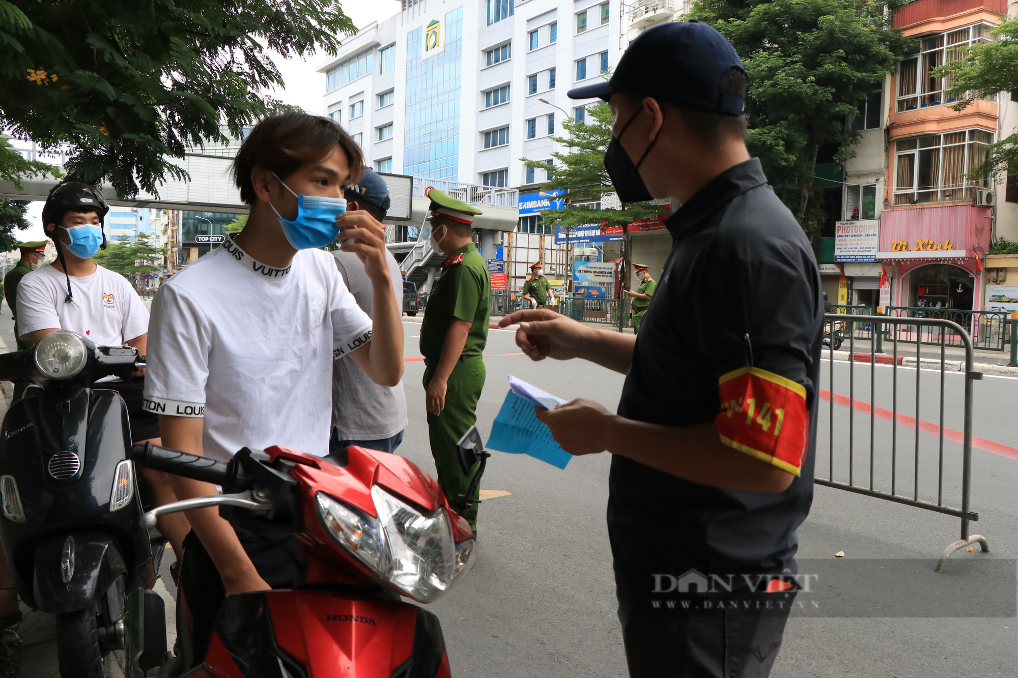 Hà Nội: Bé trai 9 tuổi nói ra đường &quot;mua thuốc cho mẹ&quot; ngày nghỉ lễ 2/9 và cái kết &quot;tâm phục khẩu phục&quot; - Ảnh 4.