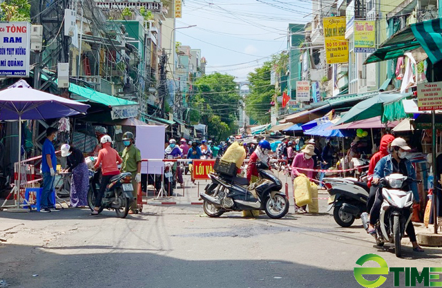 Quảng Ngãi: Ngày đầu tiên người dân nội thành thực hiện đi chợ phải có thẻ  - Ảnh 1.