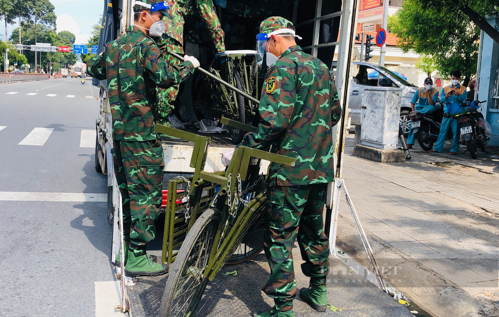 Người dân xúc động với hình ảnh bộ đội dùng xe đạp thồ hàng tới tặng trong ngày Quốc khánh - Ảnh 1.