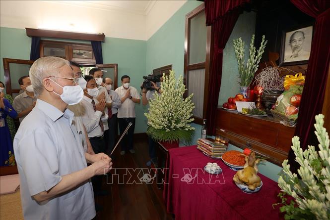 Tổng Bí thư Nguyễn Phú Trọng dâng hương tưởng niệm Chủ tịch Hồ Chí Minh - Ảnh 2.