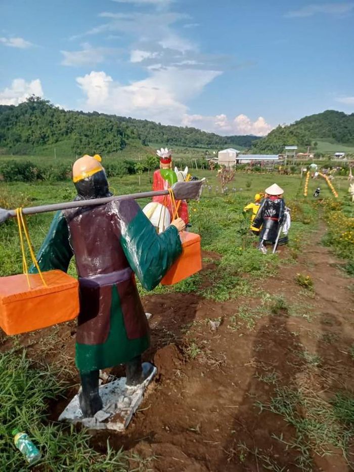 Hết Elsa, tượng Nữ thần tự do, lại đến thầy trò Đường Tăng phiên bản lỗi 'lạc lối' giữa đồi chè - Ảnh 2.